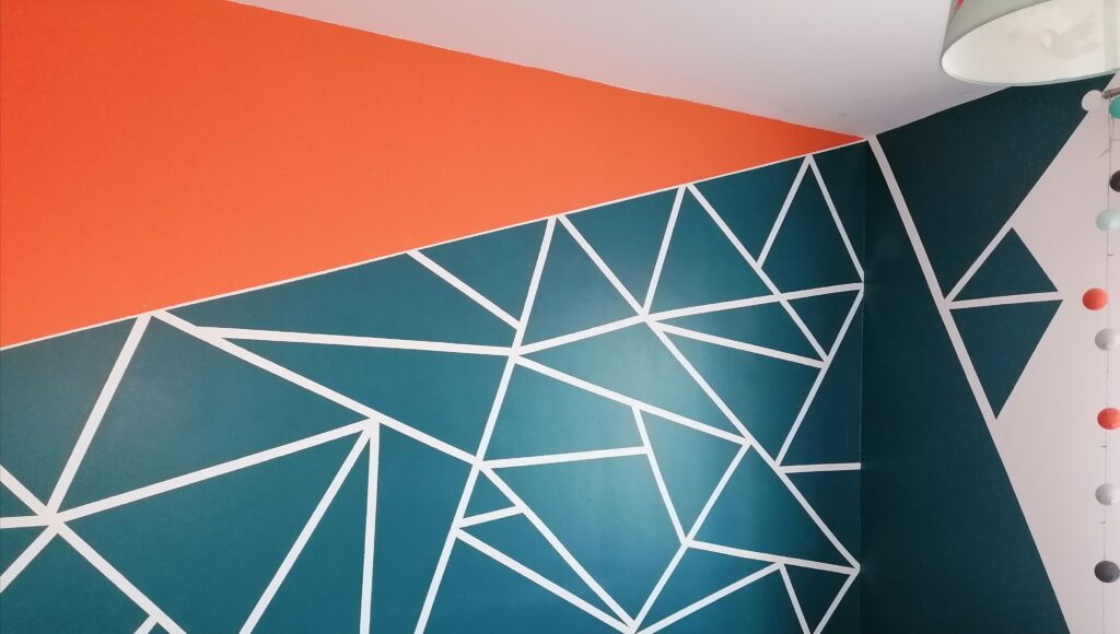 création, fait main, forme géométrique, peinture triangle, chambre avec triangle, orange, bleu canard, bande cache, ruban autocollant,